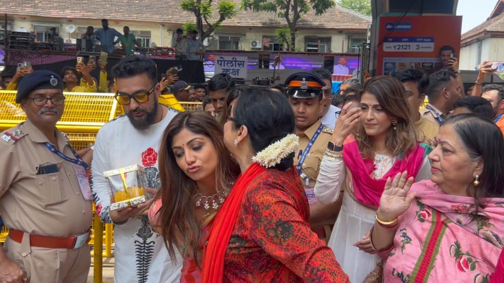 shilpa-shetty-and-her-family-visited-lalbaugcha-raja-to-seek-the-blessings-of-lord-ganesha